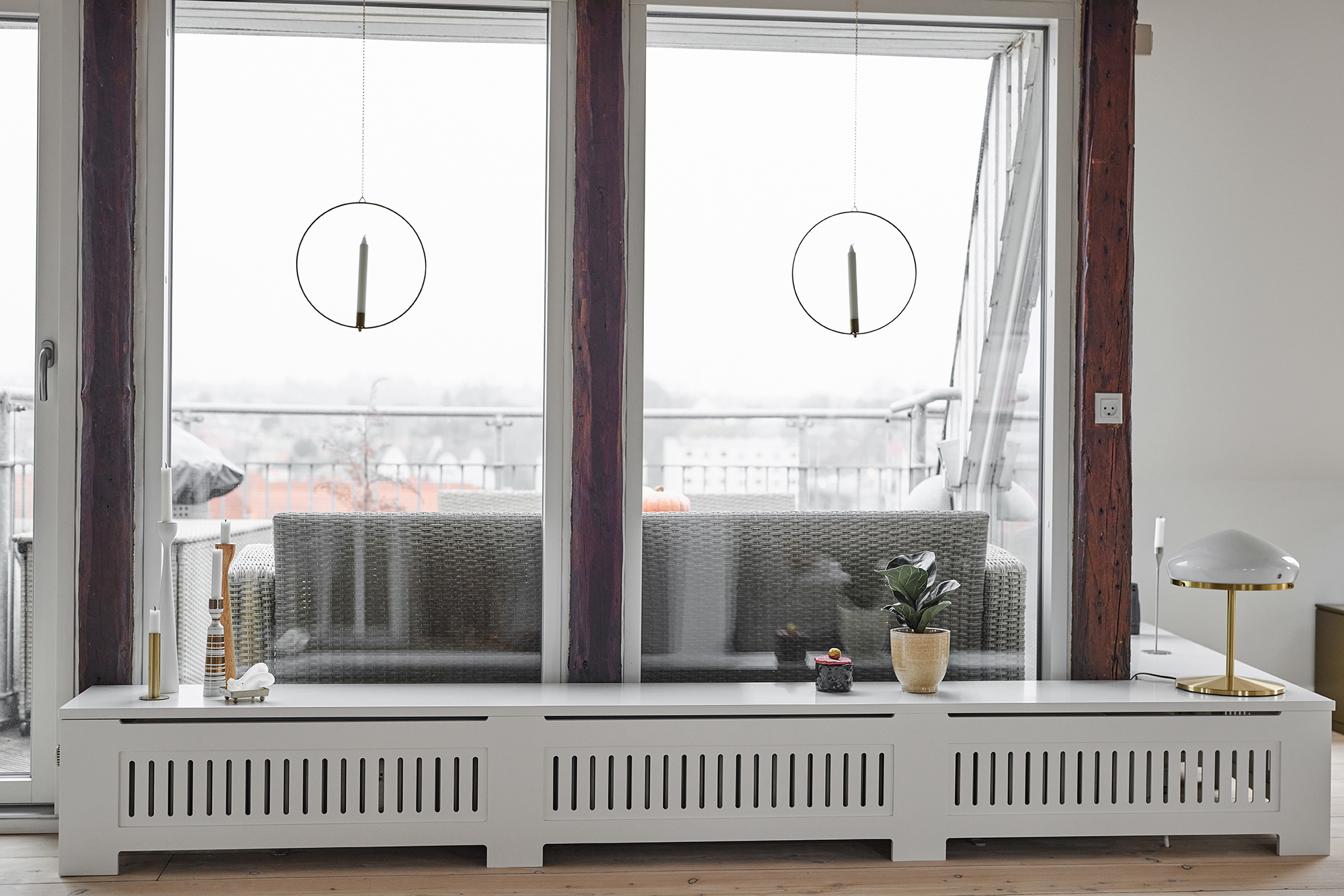 Til dette hjem byggede vi en skabsvæg under trappen, et gulv-til-loft skab samt sminkebord, bænke og radiatorskjulere.