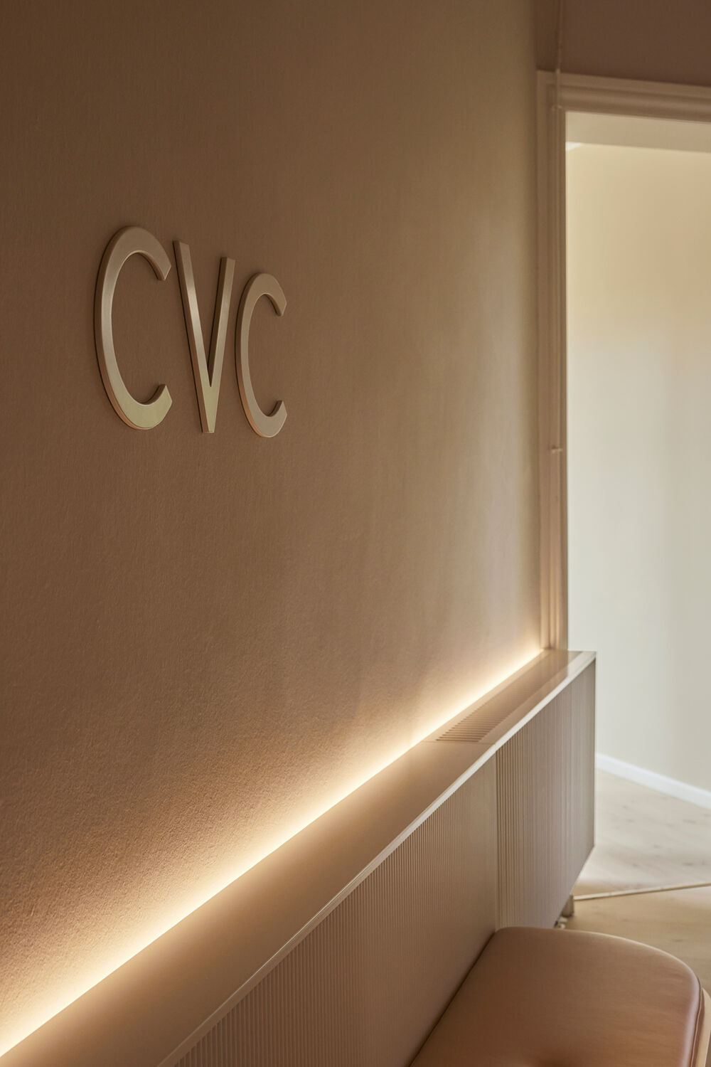 Vi har skabt specialinventar i fredede bygninger, hvor funktion, materialer og historie smelter sammen i tidløst håndværk.