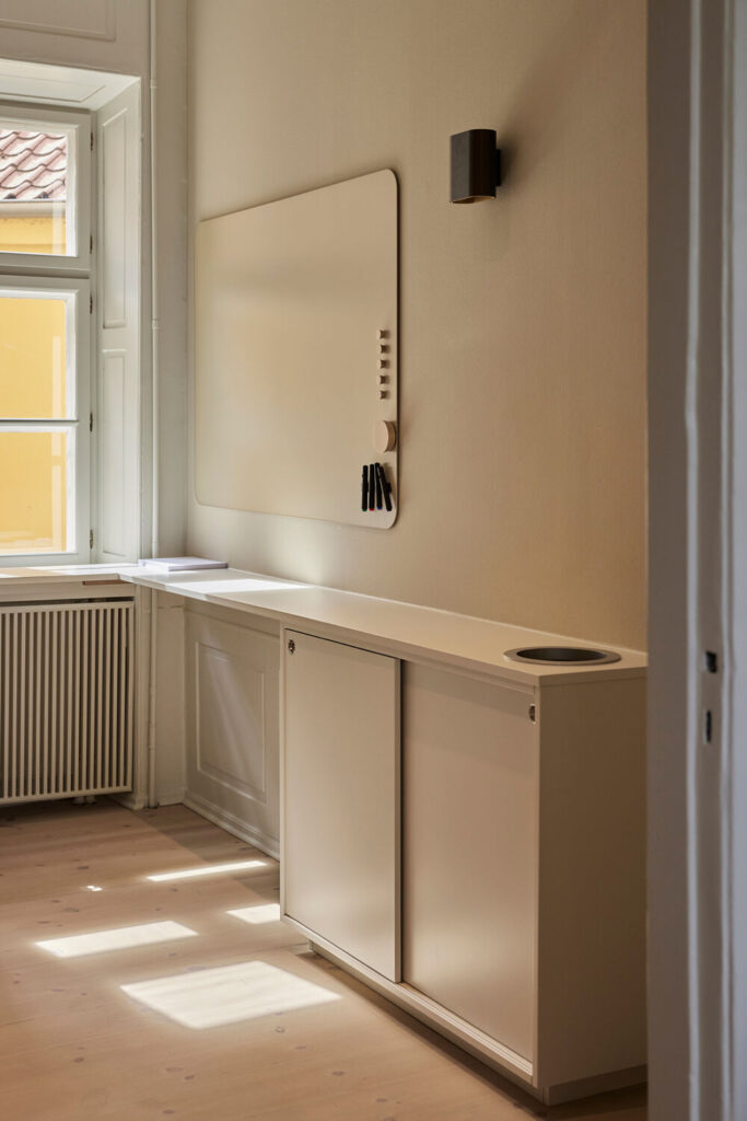 Vi har skabt specialinventar i fredede bygninger, hvor funktion, materialer og historie smelter sammen i tidløst håndværk.