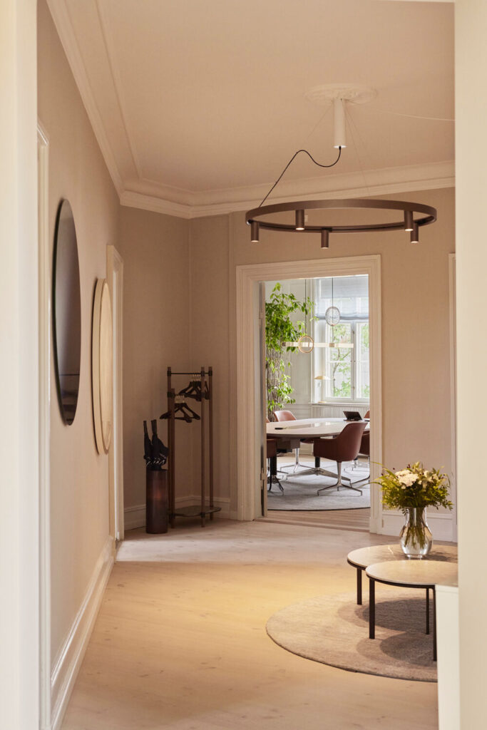 Vi har skabt specialinventar i fredede bygninger, hvor funktion, materialer og historie smelter sammen i tidløst håndværk.