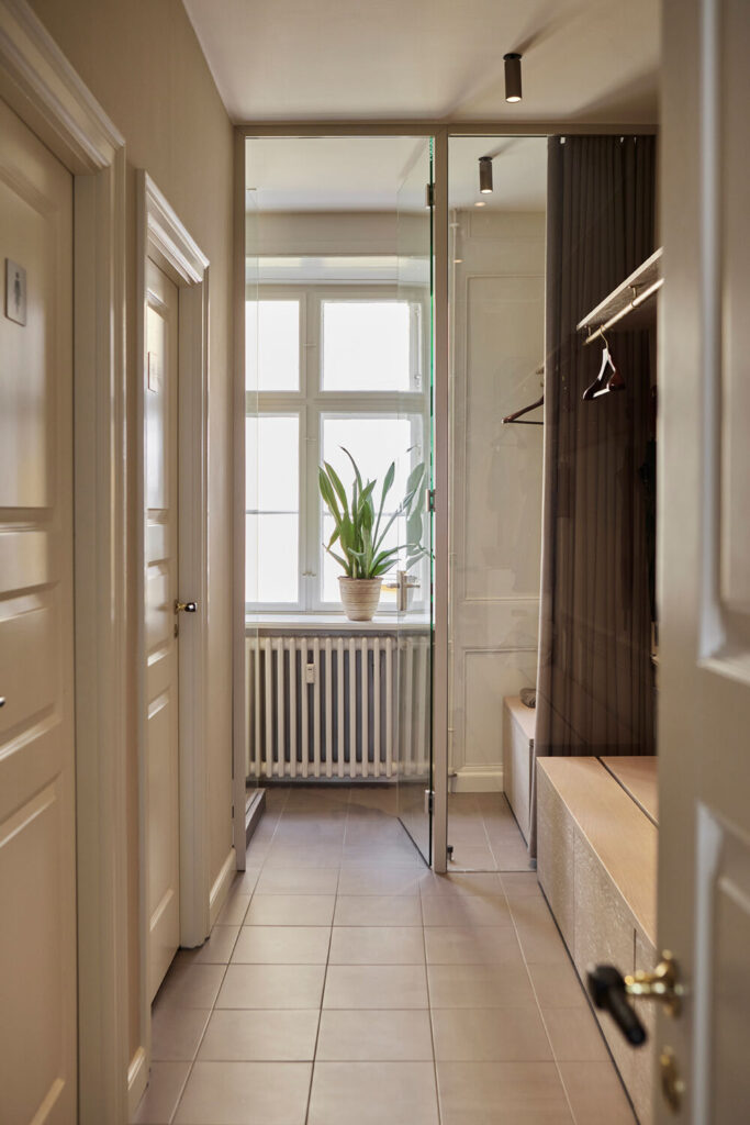 Vi har skabt specialinventar i fredede bygninger, hvor funktion, materialer og historie smelter sammen i tidløst håndværk.