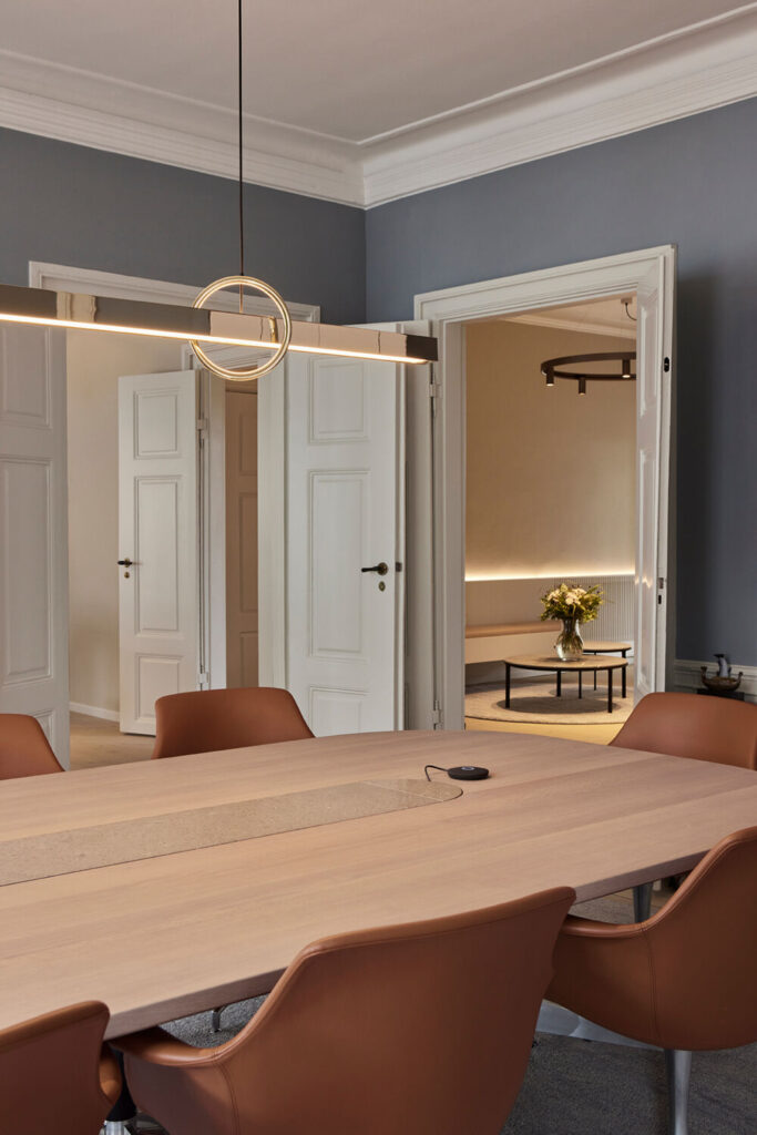 Vi har skabt specialinventar i fredede bygninger, hvor funktion, materialer og historie smelter sammen i tidløst håndværk.