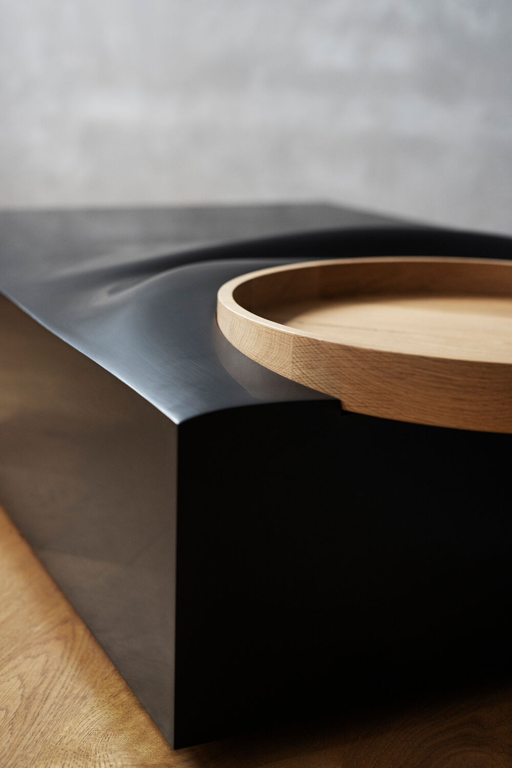 Loungebord designet af Anne Boysen, med opbevaring og aftagelig bakke. Bordet er fremstillet i sort Corian og massiv eg.