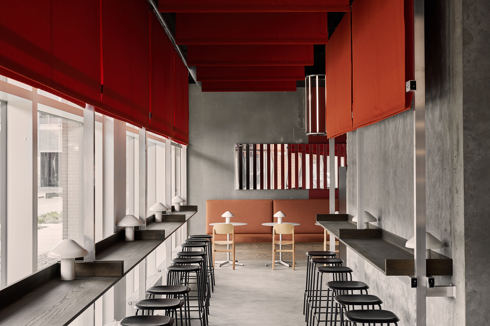 Vi har haft fornøjelsen af at være en del af dette spændende projekt, hvor vi har leveret skræddersyet inventar, der understøtter den stilfulde og indbydende stemning i Con Maz.