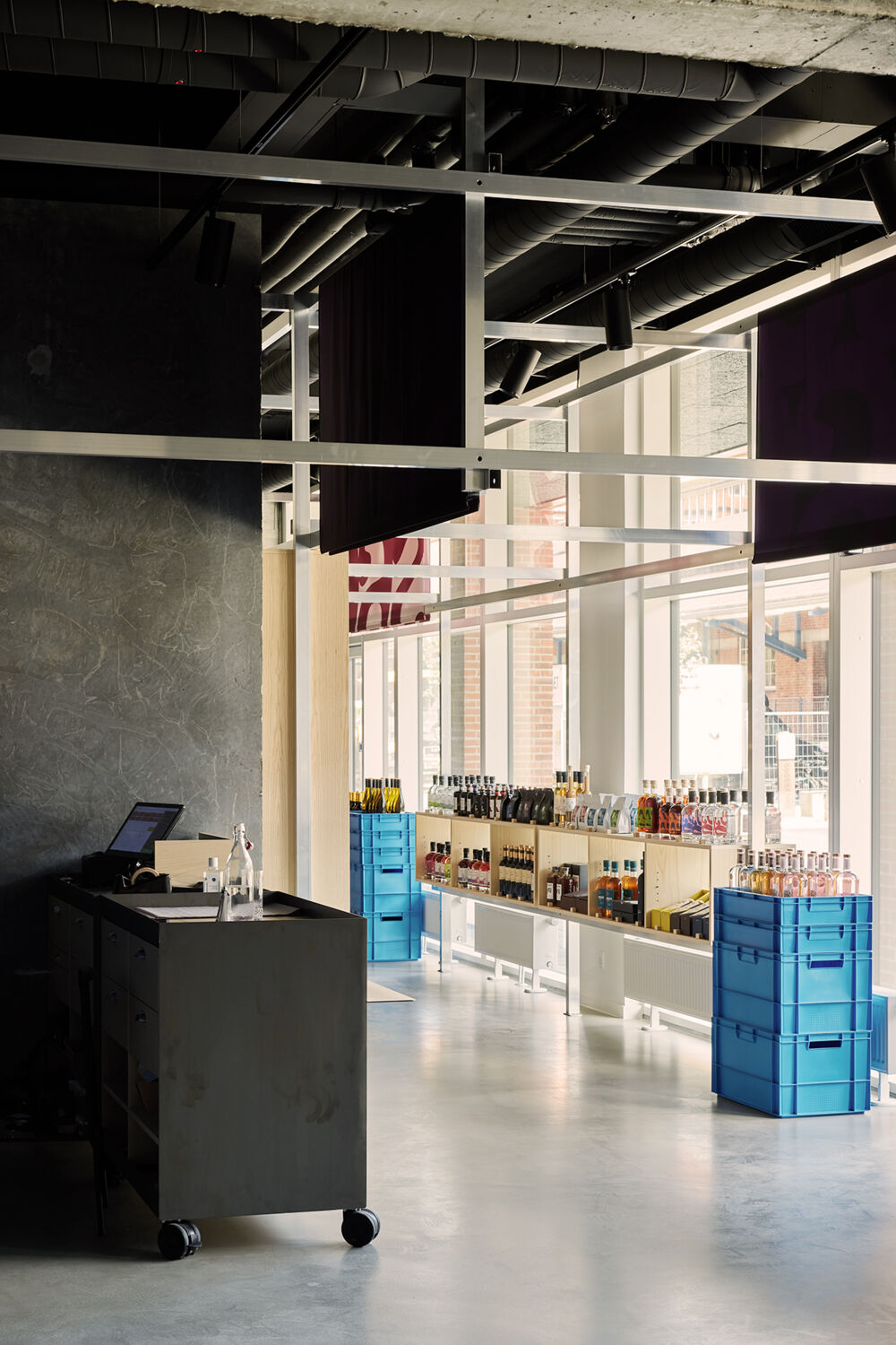 Vi har haft fornøjelsen af at være en del af dette spændende projekt, hvor vi har leveret skræddersyet inventar, der understøtter den stilfulde og indbydende stemning i Con Maz.