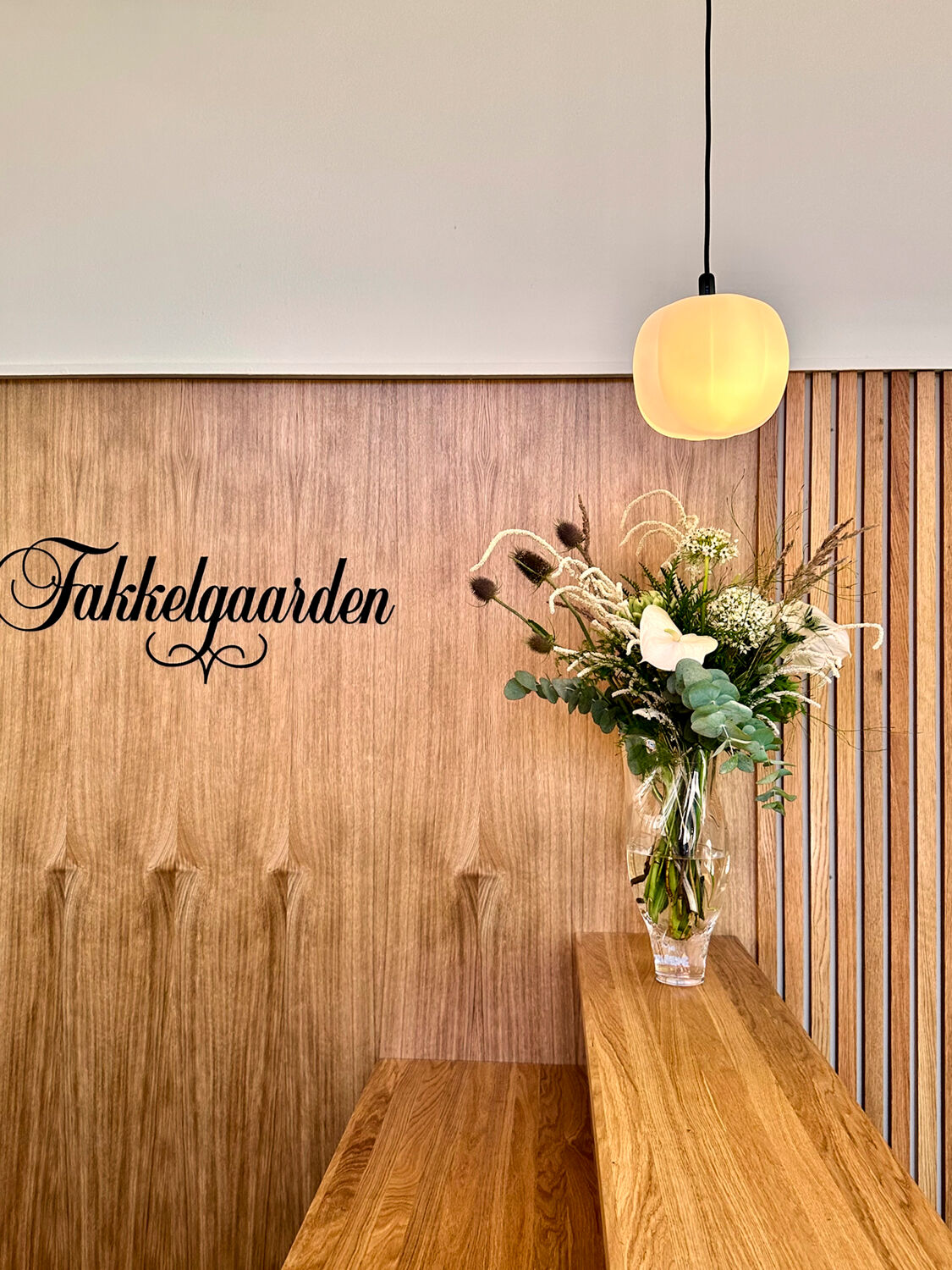 Som en del af projektet har vi fineret og lakeret pladen bag deres receptionsskranke, hvilket giver et elegant og poleret udseende, der komplementerer stedets stilfulde indretning.