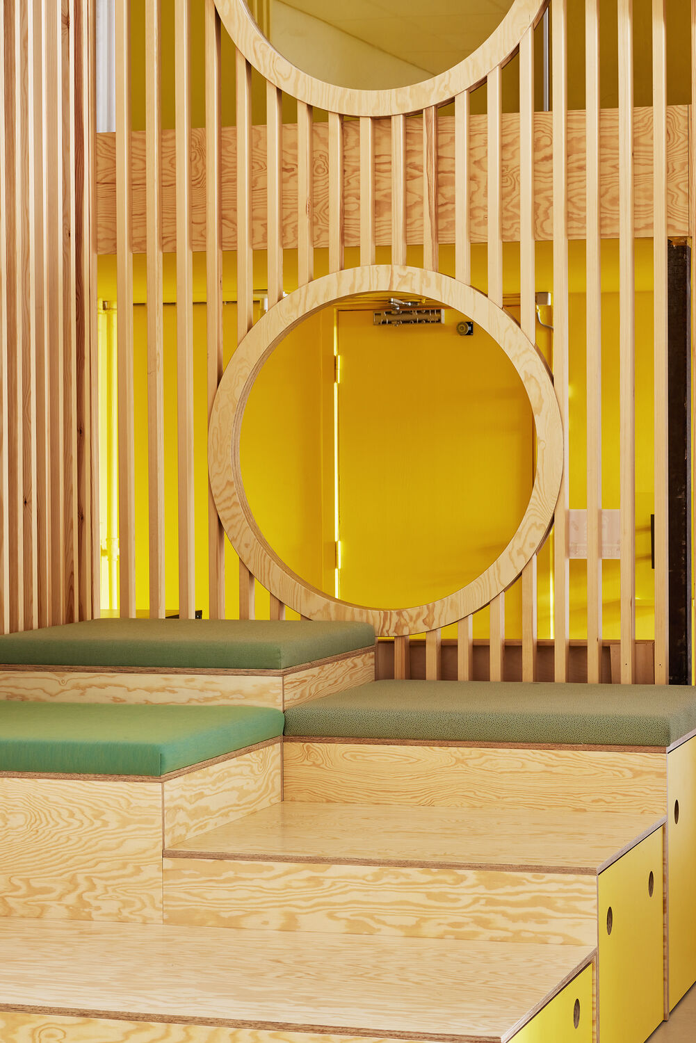 Skolemøbler og fleksibel skoleindretning til Kvikmarkens privatskole, med fokus på kreativ leg, gruppearbejde og fordybelse.