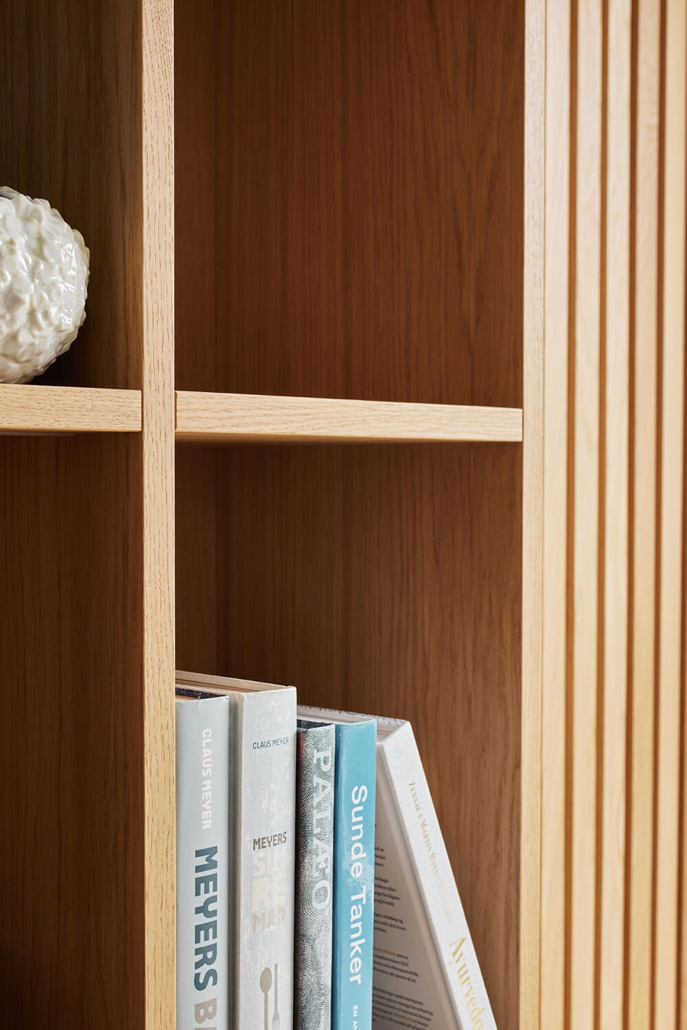 Med en praktisk vægreol og akustikpanel, fik familien optimeret rummets funktionalitet, samt tilføjet en ro, varme og god opbevaringsløsning.