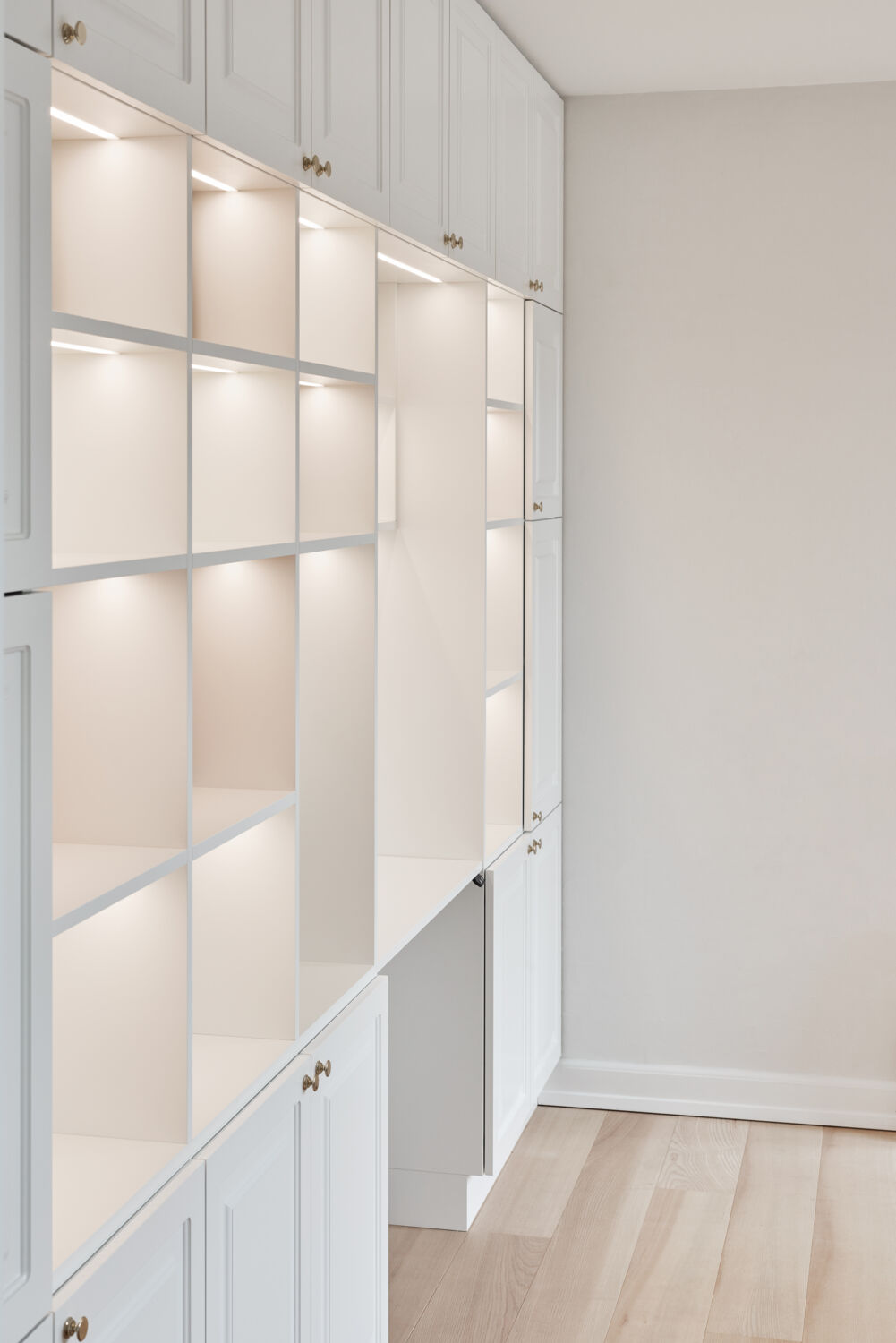 en indbygget vægreol med integreret hæve/sænkebord kan familien let finde plads til hurtige gøremål, eller til hjemmearbejdspladsen.