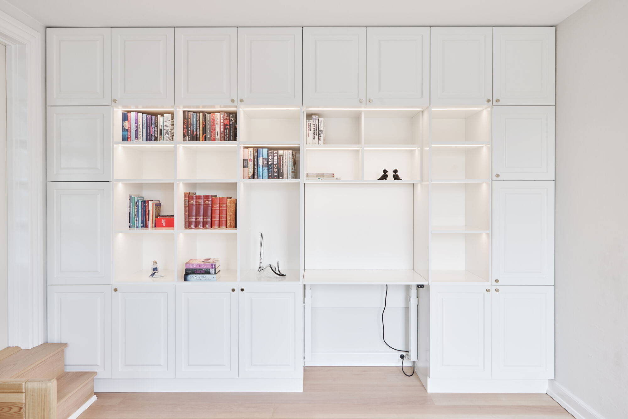 en indbygget vægreol med integreret hæve/sænkebord kan familien let finde plads til hurtige gøremål, eller til hjemmearbejdspladsen.