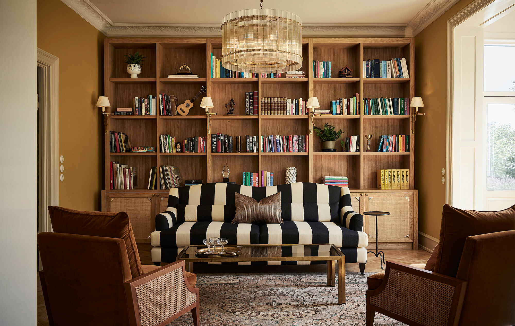 Inventar og møbler til villa i Hellerup, skabt i samarbejde med Pernille Lind Studio, med respekt for husets historie og originale detaljer.