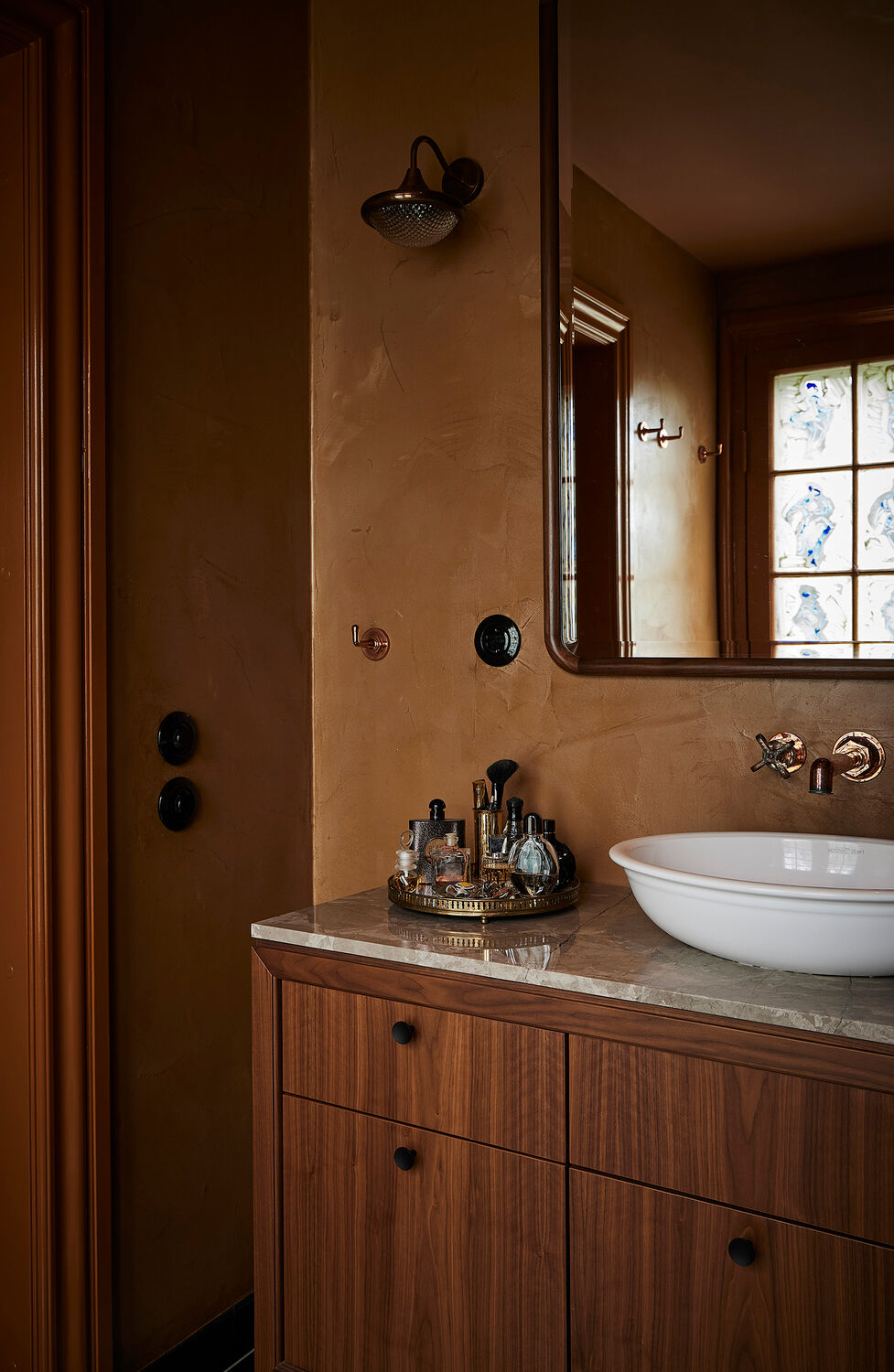 Inventar og møbler til villa i Hellerup, skabt i samarbejde med Pernille Lind Studio, med respekt for husets historie og originale detaljer.