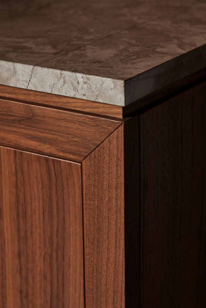 Inventar og møbler til villa i Hellerup, skabt i samarbejde med Pernille Lind Studio, med respekt for husets historie og originale detaljer.