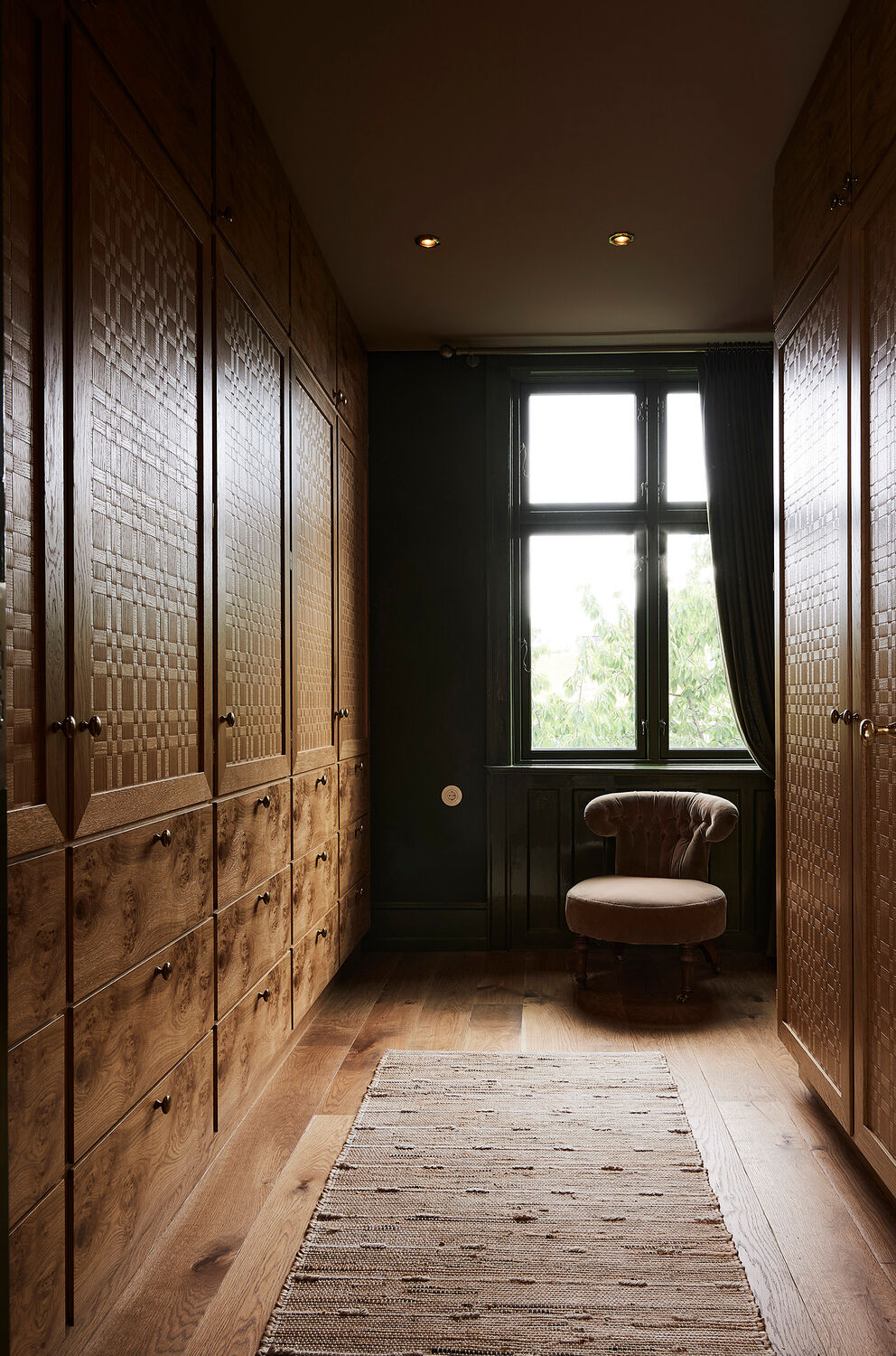 Inventar og møbler til villa i Hellerup, skabt i samarbejde med Pernille Lind Studio, med respekt for husets historie og originale detaljer.