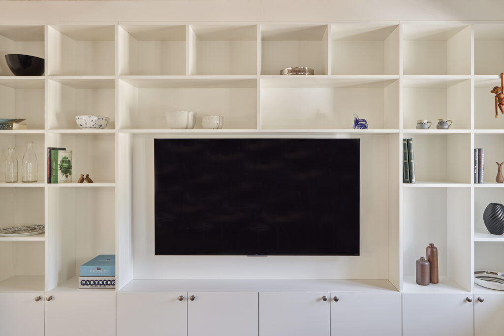 Alle vægreolerne er nøje tilpasset rummets udformning. Boligens vægreoler er bygget til det ældres hus vægge, spær og lofter.