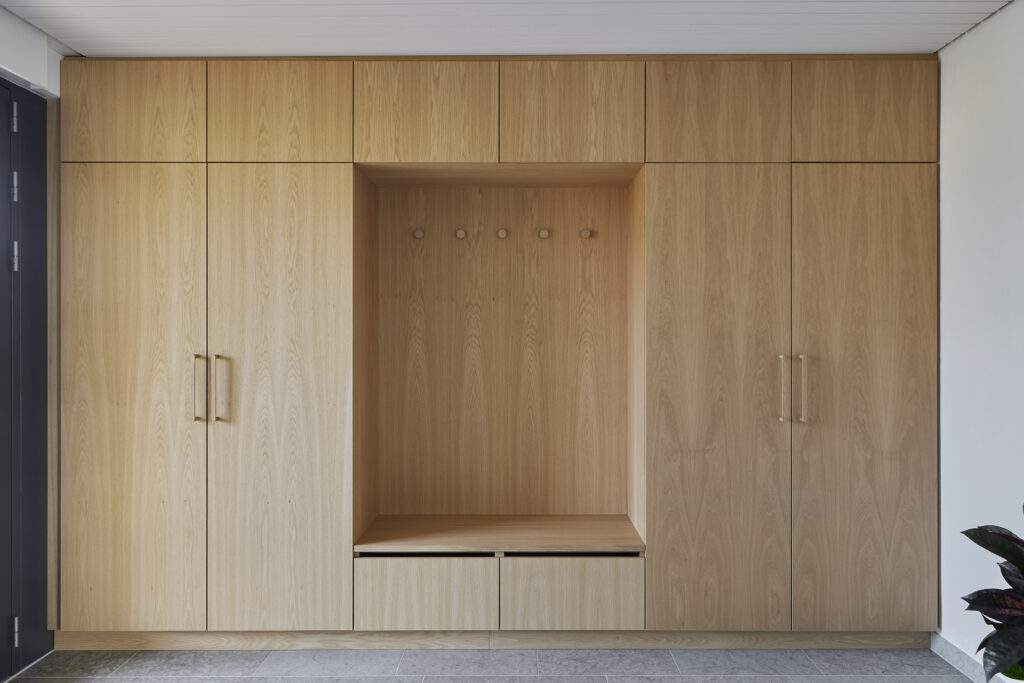 Entremøblet er udført i egetræsfinér overfladebehandlet med natur-lak, der bevarer træets rå og ubehandlede udtryk, og beskytter mod slid.