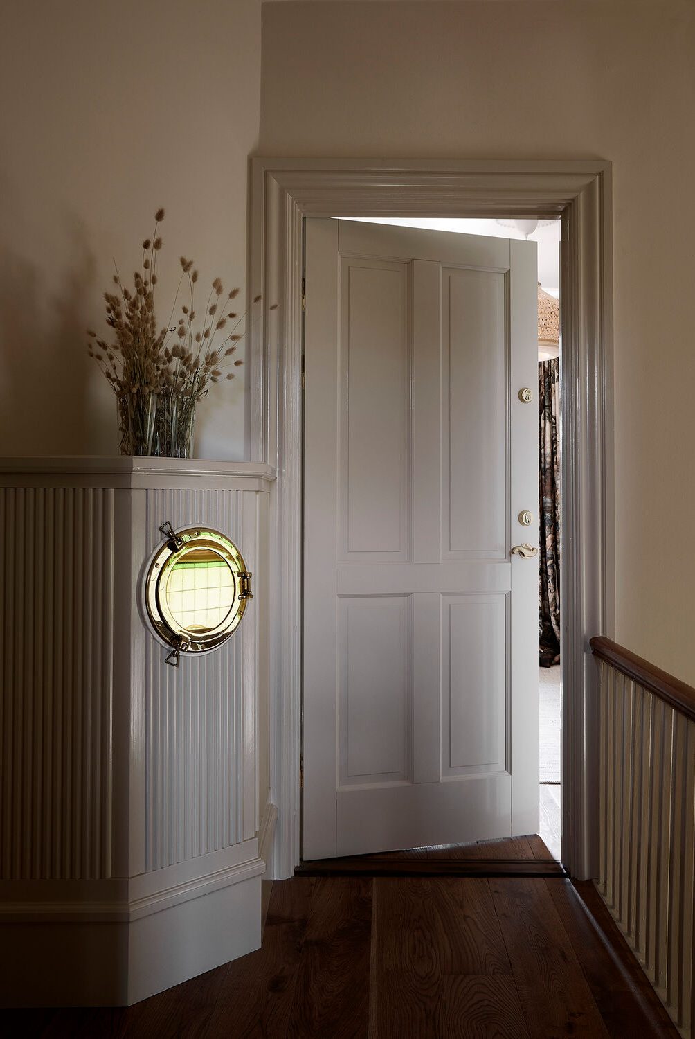 Inventar og møbler til villa i Hellerup, skabt i samarbejde med Pernille Lind Studio, med respekt for husets historie og originale detaljer.