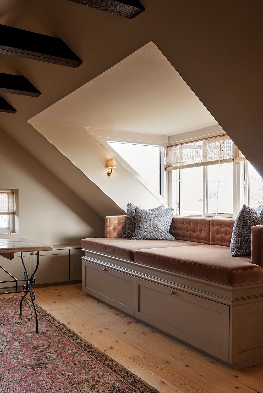 Inventar og møbler til villa i Hellerup, skabt i samarbejde med Pernille Lind Studio, med respekt for husets historie og originale detaljer.