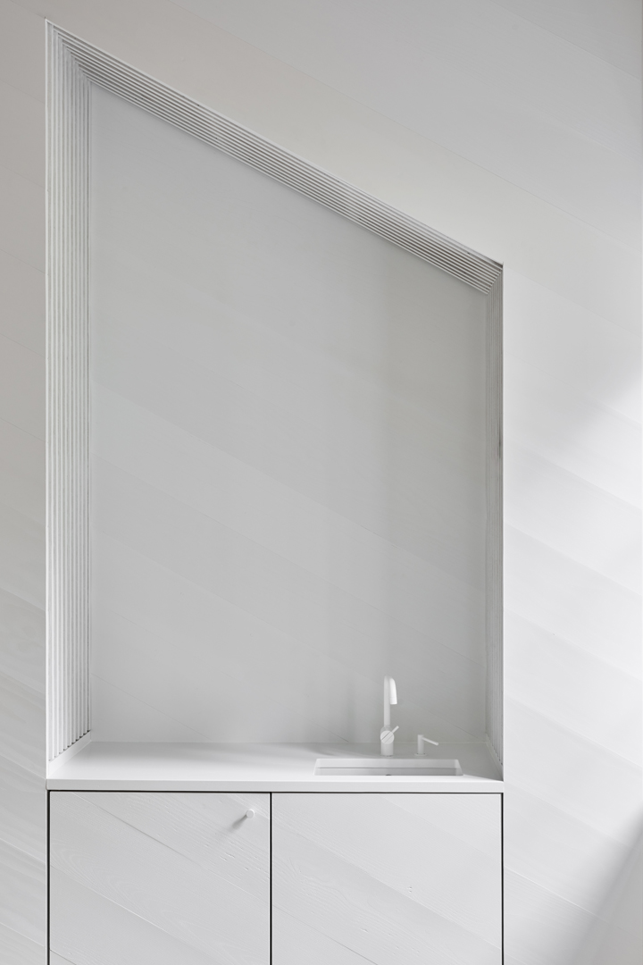 Garderobeskabe til Flugt Museum i Oksbøl med entredisk, butik, opbevaring, toiletmøbler og køkken til konferencerum og café.